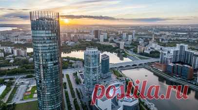 Дипломат из Габона вылетел в Екатеринбург для выяснения причин смерти аспиранта УрФУ. Представитель посольства Габонской Республики — первый секретарь Лео Кальвэн Мукумби вылетел из Москвы в Екатеринбург, где 18 августа был убит аспирант Уральского федерального университета 32-летний Франсуа Нджелассили из Габона. Читать далее