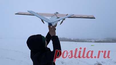 Три «Привета» для врага: на что способны новые российские беспилотники. Российское КБ «Око» провело модернизацию дрона-камикадзе «Привет-82» на основе опыта его применения в зоне СВО. Об этом компания сообщила в своём Telegram-канале. В частности, разработчики упростили схему управления и оснастили комплекс новыми ретрансляторами, позволяющими управлять дроном из безопасного места — подвала или блиндажа. Ранее в КБ «Око» также заявили о создании более тяжёлого дрона «Привет-120» и разведчика…