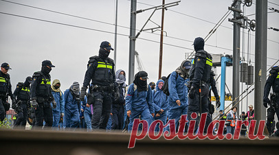 Забастовка рабочих в порту Роттердама привела к затору. Пресс-секретарь порта Роттердама Сигрид Хесселинк заявила, что забастовка рабочих привела к затору, 22 контейнеровоза ожидают входа в гавань. Читать далее