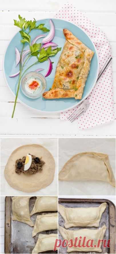 ТРАПЕЦИЯ - МЯСНЫЕ ПИРОЖКИ из слоеного теста !!! **На 4порции. *Фарш говяжий 500г, лук 2шт, изюм 1/2ст, паприка 1с/л, перец, сбрызнув олив/маслом -обжарим, остудим. *На тесто начинку: фарш, оливкы 2шт, тонкий кусочек яйца. *Скрепим тесто, чтобы начинка не вытекла! Смажем: желток 1шт, молоко 2с/л. *В Духовку на 25-30мин, при 175. *Подача - со свежей петрушкой и зеленым луком !