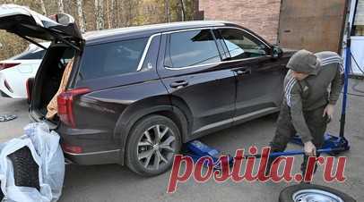 Автоэксперт Артюхин: шины меняют при температуре воздуха +5...+7 °С. Руководитель автосервиса Fit Service в Перми Дмитрий Артюхин рассказал, при какой погоде лучше всего менять шины на зимние. Читать далее
