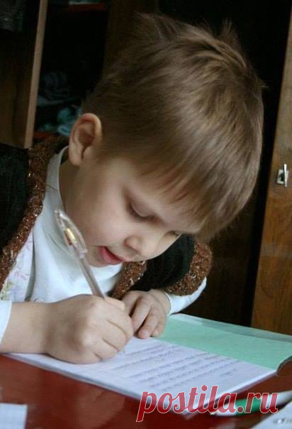 КРАСИВЫЙ ПОЧЕРК У РЕБЕНКА - ЭТО ТАК ПРОСТО! Выпускники Монтессори-групп славятся своим хорошим почерком и развитыми пальчиками. Давайте и мы прибегнем к этой методике! А начинать мы будем, когда малышу исполнится 1 годик, используя для игр подручные средства. Ну кто бы мог подумать, что некоторые повседневные предметы могут сослужить хорошую службу в развитии крохи! ♥ Для малышей от 1 года до 3 лет - Упражнения с газетными шариками. Прекрасный игровой материал для годовалого крохи! Оторвите…