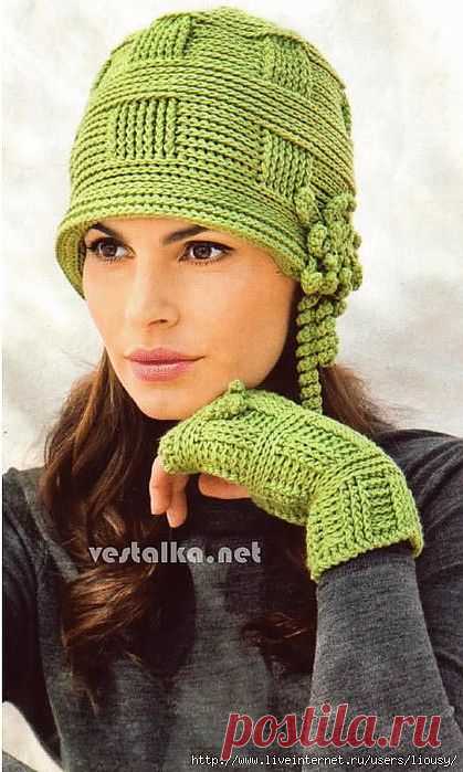 Модные и стильные митенки и шляпа, связанные крючком из светло-зеленой натуральной шерсти..
