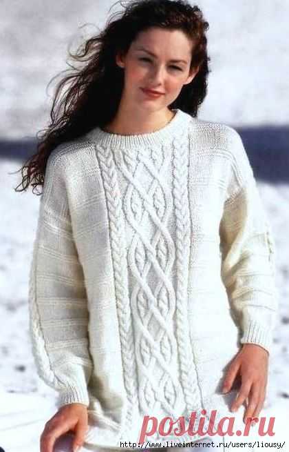 Белый пуловер с широкой косой спицами