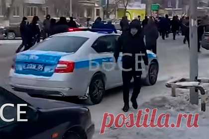 Протестующие в Казахстане начали прямые столкновения с полицией. В казахстанском городе Актобе начались прямые столкновения между полицейскими и недовольными ситуацией с ценами на газ для машин. На кадрах с места событий видно, как некоторые протестующие нападают на сотрудников правоохранительных органов, однако другие протестующие пытаются разнять локальные конфликты.