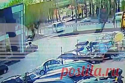 Появилось видео аварии с 29 пострадавшими из-за уснувшего за рулем россиянина. В Кирове почти 30 человек пострадали в аварии с автобусом, который протаранил линию электропередачи. Находившийся за рулем россиянин, предположительно, мог уснуть. На появившихся в сети кадрах с моментом ДТП видно, как общественный транспорт сворачивает с дороги и врезается в столб.