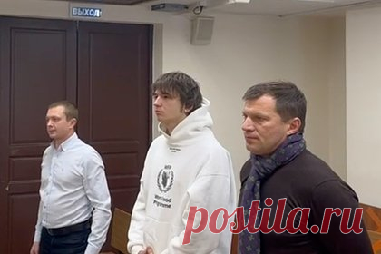 Адвокат пришедшего голым на вечеринку Ивлеевой рэпера заявил об обмане полицией. Адвокат российского рэп-исполнителя Vacio (настоящее имя — Николай Васильев), которого арестовали за появление на вечеринке блогерши и ведущей Анастасии Ивлеевой голым, заявил, что его подзащитного обманули полицейские. По словам юриста, правоохранительные органы дали Vacio обещание.