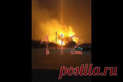 Российский грузовой поезд загорелся после взрыва на газопроводе и попал на видео. В Пермском крае грузовой поезд загорелся после взрыва на газопроводе. Соответствующее видео опубликовал Telegram-канал «112». По данным источника канала, ЧП произошло в поселке Куеда. На данный момент в железнодорожном составе горят три цистерны, а также жилой дом, расположенный рядом.