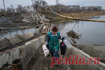 Стало известно об уничтожении ВСУ почти всех мостов на подступах к Артемовску. Вооруженные силы Украины (ВСУ) уничтожили почти все мосты на подступах к Артемовску (украинское название — Бахмут). Об этом сообщил один из бойцов частной военной компании (ЧВК) «Вагнер». По его словам, при отступлении украинская армия все взрывает и уничтожает инфраструктуру.