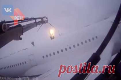 Появилось видео столкновения поливочной машины и российского самолета. Появилось видео из кабины поливочной машины, которая столкнулась с российским самолетом в московском аэропорту Шереметьево перед вылетом в Канкун. На видео попал момент, когда самолет цепляет крылом машину противообледенительной обработки, в то время как она продолжает обработку воздушного судна ото льда.