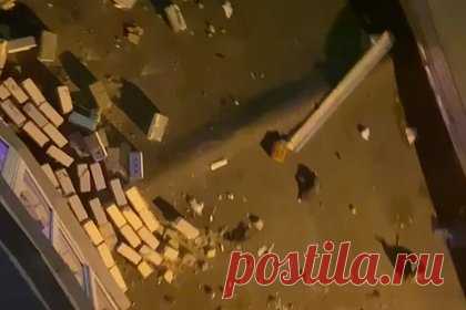 Появились кадры с места взрыва самогонного аппарата в российской многоэтажке. В сети появились кадры с места взрыва самогонного аппарата в многоэтажном доме в Воронеже. Их публикует Baza в Telegram-канале. На кадрах видно, что из квартиры на втором этаже дома повылетали стекла. москитная сетка. Рядом с местом взрыва на козырьке подъезда разбросаны обломки.