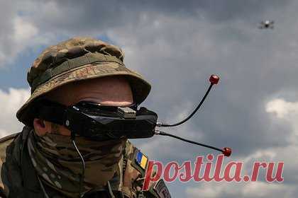 В России оценили захваченный в зоне СВО комплекс «Черный шершень» с мини-дронами. В России оценили захваченный в зоне специальной военной операции (СВО) комплекс с мини-дронами PD-100 Black Hornet Nano («Черный шершень»). Авиаэксперт и главный редактор «Беспилотной авиации» дал комментарий «Московскому комсомольцу». По его данным, «Черный шершень» — самый миниатюрный беспилотник в мире.