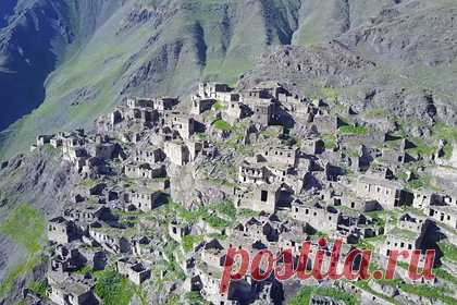 Жители Дагестана собрали два миллиона рублей на восстановление мечети в горах. В Дагестане жители высокогорного села Ухул собрали два миллиона рублей на восстановление мечети и дороги. Ухул находится в 25 километрах от районного центра. Десять лет назад оно полностью опустело. В домах у местных жителей нет электричества, а из-за отсутствия дорог в село не может попасть даже скорая.