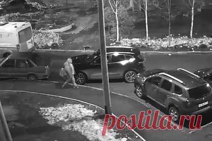 Бегство фельдшера скорой помощи от разбившего ей нос россиянина сняли на видео. В Казани пациент, употребивший алкоголь, начал оскорблять фельдшера скорой помощи, а также бросил ей в лицо стакан и разбил нос. Испугавшись, женщина выбежала из квартиры в подъезд, но агрессивный пациент настиг ее и схватил. Однако медику удалось вырваться и добраться до улицы, где она спряталась за машиной.