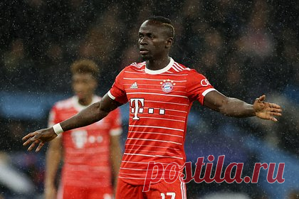 Два футболиста «Баварии» подрались в раздевалке после поражения в Лиге чемпионов. Футболисты «Баварии» Садио Мане и Лерой Сане подрались в раздевалке после поражения от «Манчестер сити» в первом матче четвертьфинала Лиги чемпионов. По информации Bild, Мане первым ударил Сане по лицу и разбил ему губу. Конфликт между ними начался еще на поле. Спор попал в трансляцию на 83-й минуте встречи.