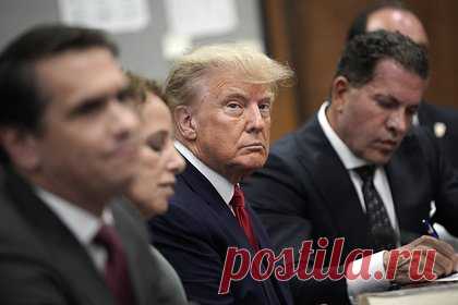 Стало известно о работе судьи по делу Трампа на его компанию. Судья Элвин Геллерштейн, который рассматривает дело экс-президента США Дональда Трампа в окружном суде, ранее работал в фирме Stroock & Stroock & Lavan, где, в том числе, занимался юридическими делами компании Trump Equitable Fifth Avenue. Он сообщил, что ушел из фирмы еще в 1998 году.