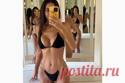 Оксана Самойлова показала фигуру в бикини. Российская блогерша, предпринимательница, жена рэпера Джигана Оксана Самойлова показала фигуру в откровенном наряде на новом видео. 35-летняя инфлюэнсерша предстала на фоне гардеробной в черном бикини, состоящем из бюстгальтера с треугольными чашками и плавок на низкой посадке. Наряд был декорирован цепями.