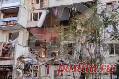 Разрушения после взрыва газа в многоэтажке Балашихи сняли на видео. В сети появились кадры с последствиями взрыва в многоэтажном жилом доме в подмосковной Балашихе. Их публикует Telegram-канал Shot. На них видно, что взрыв разрушил квартиры на трех этажах многоэтажного дома, помещения завалены разрушенными стенами. В близлежащих квартирах выбиты окна.