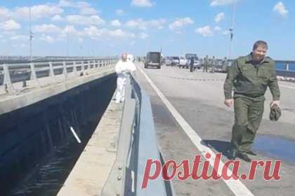 Подъезд к Крымскому мосту полностью перекрыли. Подъезд к Крымскому мосту со стороны Краснодарского края по федеральной трассе А-290 Новороссийск — Керчь полностью перекрыли. ДПС разворачивает машины и направляет их по объездному пути — по другому участку трассы в порт «Кавказ». Пункты пропуска из Херсонской области в Крым продолжают работу в штатном режиме.