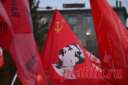 Поклонник Сталина российского происхождения 35 часов держал осаду дома в ФРГ. В ФРГ в деревне Фириц федеральной земли Бранденбург местный житель российского происхождения 35 часов держал осаду дома из-за решения окружного суда об опеке над детьми. Про мужчину по имени Евгений В. известно, что он «поклонник Иосифа Сталина и каннабиса», периодически он выкладывал фотографии с оружием.