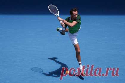 Медведев вышел во второй круг Australian Open. Третья ракетка мира Даниил Медведев вышел во второй круг Australian Open. Он оказался сильнее француза Теренса Атмана. При счете 5:7, 6:2, 6:4, 1:0 в пользу Медведева соперник отказался продолжать борьбу. В следующем матче Медведев сыграет против Эмиля Руусувуори из Финляндии.
