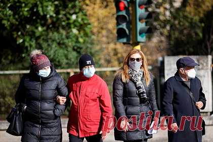 В Италии ввели обязательное ношение масок на улице. В Италии ввели обязательное ношение масок на улице. Об этом сообщил министр здравоохранения страны Роберто Сперанца. По его словам, граждане должны использовать маски-респиратора FFP2 в общественном транспорте, в кино, театрах и на стадионах. «В этих помещениях запрещается употребление пищи», — заявил он.
