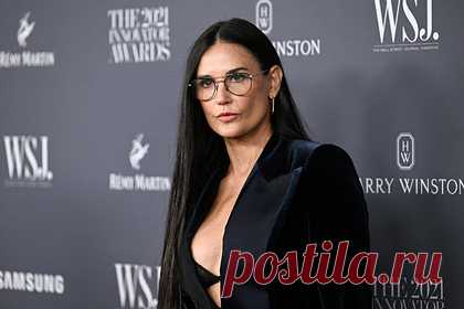 Деми Мур вышла на публику в оголяющем грудь наряде и была пристыжена в сети. Американская актриса и манекенщица Деми Мур вышла на публику в откровенном наряде и была пристыжена в сети. Она посетила премию 2021 Innovator Awards от журнала WSJ. Мур была одета в объемный бархатный костюм от люксового бренда Fendi, который состоит из черных брюк и пиджака, частично оголяющего грудь.