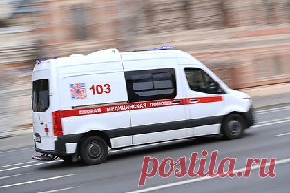 Россиянин напал с ножом на ужинавшего в кафе полицейского и ранил его. В Иркутской области задержали 38-летнего безработного за попытку зарезать 32-летнего полицейского. Ночью 19 ноября в Братске младший лейтенант ужинал в кафе «Уют» с женой на Солнцевской улице. Он поссорился с фигурантом, и тот ударил правоохранителя ножом в грудь. Сотрудника МВД госпитализировали.