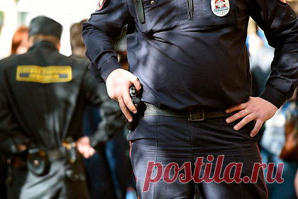 Российский полицейский покончил с собой. В Стерлитамаке тело 22-летнего полицейского нашли под окнами жилой многоэтажки. Трагедия произошла 7 августа. Погибшего обнаружили прохожие у дома на улице Артема. Следователи провели осмотр места происшествия, опросили очевидцев. На теле погибшего не обнаружены следы криминального характера. Речь идет о суициде.