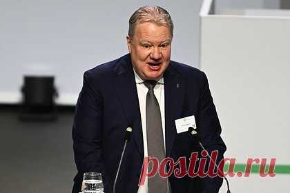 Поддержавший Россию в УЕФА Нильссон покинул Шведскую спортивную конфедерацию. Первый вице-президент УЕФА Карл-Эрик Нильссон, поддержавший допуск к турнирам юношеских сборных России, покинул пост главы Шведской национальной спортивной конфедерации. Ранее он выразил сожаление из-за того, что его позиция по допуску россиян была воспринята как отказ отстаивать позицию Швеции.