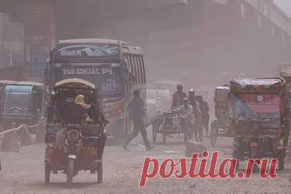 В России прокомментировали смерть пяти россиян в Бангладеш за 11 дней. Посольству России в Дакке известно о смерти пяти россиян на стройплощадке АЭС «Руппур» в период с 26 января по 6 февраля. Об этом говорится в заявлении российского диппредставительства, поступившем в «Ленту.ру». Дипломаты рассказали о том, что в Бангладеш проводят расследование обстоятельств смерти россиян.