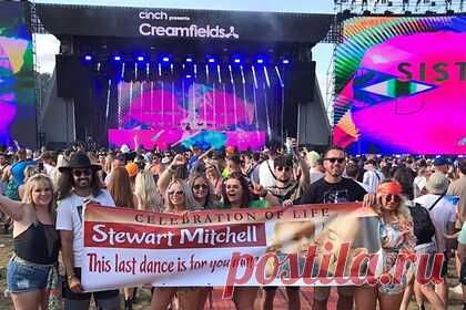 Прахом фаната диджея Tiesto выстрелили из конфетти-пушки на выступлении артиста. Прах поклонника нидерландского диджея Tiesto выпустили из конфетти-пушки на фестивале электронной музыки Creamfields в Великобритании. Отец покойного фаната электронной музыки попросил покупателей билетов его сына развеять пепел во время мероприятия, чтобы тот смог «побывать там в последний раз».