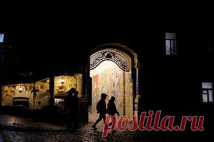 Украинцев призвали остаться в стране на фоне отключений электричества. Заместитель главы офиса президента Украины Кирилл Тимошенко заявил, что украинцам нет необходимости уезжать из страны в связи с отключениями электроэнергии. Он заверил, что масштабного блэкаута по всей стране не будет, но отключения на срок до нескольких суток возможны.