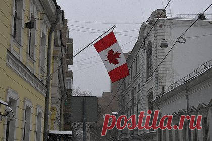 Посла Канады вызвали в МИД России. Посла Канады в России Элисон Леклер вызвали в МИД РФ. Москва зеркально ответила на аналогичные действия Оттавы в отношении российского посла в Канаде Олега Степанова. В МИД отметили, что «подобные демарши» продиктованы атмосферой русофобии во внутриполитической конъюнктуре Канады.