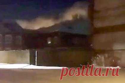 В Братске неизвестный поджег военкомат. В Братске полиция ведет поиск неизвестного, устроившего пожар в здании военкомата. Около двух часов ночи 9 января находившие в военкомате на Рябиновой улице женщина-охранник и полицейский заметили возгорание, они вызвали пожарных, которые быстро потушили огонь. Камеры видеонаблюдения зафиксировали неизвестного.