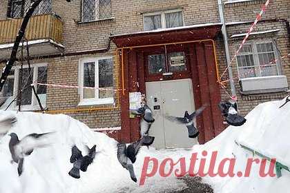 В российском городе козырек подъезда рухнул и заблокировал жильцам выход из дома. В Челябинске козырек подъезда жилого дома обрушился и заблокировал жильцам выход из здания. О случившемся в российском городе сообщила поисково-спасательная служба Челябинской области в Telegram. По информации пресс-службы, инцидент произошел ночью во вторник, 20 февраля, в пятиэтажном доме на улице Комаровского.