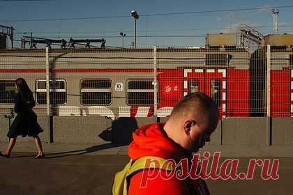 В Удмуртии задержали пять поездов из-за возможного поджога на железной дороге. В Удмуртии загорелось оборудование на железной дороге. 17 июня на перегоне Кичево — Бугрыш около деревни Сундуков произошло возгорание путевой коробки с проводами и деревянной шпалы. На место инцидента приехали силовики. Они заметили отпечатки пальцев неизвестного и заподозрили, что на ж/д путях был совершен поджог.
