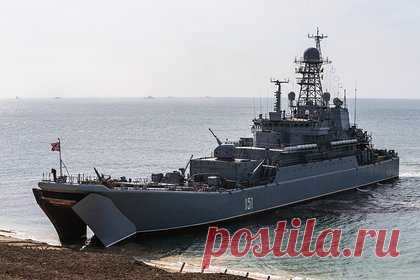 Десантный корабль «Новочеркасск» получил повреждения после атаки ВСУ. Минобороны раскрыло подробности удара по Крыму. Большой десантный корабль «Новочеркасск» был поврежден в Феодосии в ходе отражения удара Вооруженных сил Украины. Об этом сообщило Минобороны России. Характер повреждений корабля при этом не уточняется. Средства ПВО уничтожили два самолета тактической авиации ВСУ Су-24, которые запустили ракеты.