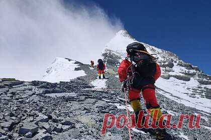 На Эвересте зафиксировали катастрофическое таяние льда. Ученые США выяснили, что ежегодно ледник горы Эверест теряет лед, накопленный в течение нескольких десятилетий, из-за антропогенного изменения климата. Исследователи использовали данные, полученные при анализе ледяного керна с вершины Эвереста и собранные высокогорными автоматическими метеостанциями.