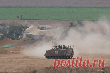 Израиль вступил в бой с боевиками ХАМАС в туннелях Газы. Израильские военные вступил в бой с боевиками ХАМАС в туннелях сектора Газа. В ЦАХАЛ заявили, что за последний день объединенные боевые силы ЦАХАЛа поразили около 300 целей, в том числе противотанковые ракетные комплексы и ракетные пусковые установки под шахтами, а также военные комплексы внутри подземных туннелей.