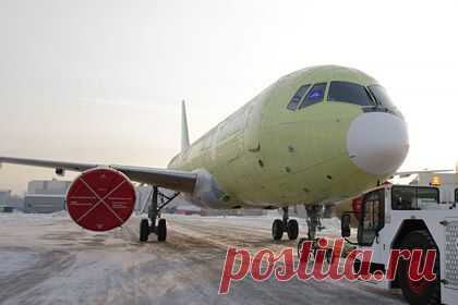 «Иркут» построила первый МС-21-300 с российским крылом. Иркутский авиационный завод завершил сборку первого самолета МС-21-300 с крылом, которое изготовлено из российских композиционных материалов. Самолет передали в летно-испытательное подразделение для подготовки к испытательным полетам. Разработку материалов начали еще в 2018 году.