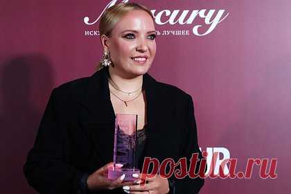 Продюсер популярного шоу на ТНТ рассказала о слезах участниц проекта. Креативный продюсер и звезда шоу «Женский стендап» на канале ТНТ Ирина Мягкова рассказала о слезах участниц проекта. «Девчонки были неопытные, уставали, плакали. В итоге это заняло полтора года», — отметила она. По словам Мягковой, на момент запуска «Женского стендапа» участницы проекта были неопытными.