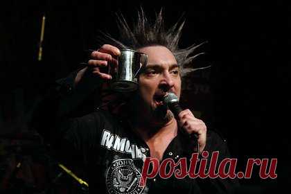 Названа дата выхода сериала о «Короле и Шуте». Сериал о панк-группе «Король и Шут» выйдет на платформе «Кинопоиск» 2 марта. Дата выхода названа на сайте сервиса. Главную роль, лидера группы Михаила Горшенева, исполнил Константин Плотников. Отмечается, что одним из продюсеров проекта является второй солист группы «Король и Шут» Андрей Князев.