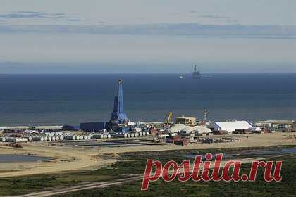 Раскрыта причина остановки добычи нефти на «Сахалине-1». Остановка нефтедобычи на проекте «Сахалин-1» связана с отказом оператора проекта — американской Exxon (доля 30 процентов) отгружать нефть в танкеры «Совкомфлота», который в конце марта попал под санкции. В результате его суда лишились страховки от Международной группы клубов взаимного страхования.