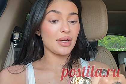 Кайли Дженнер похвасталась часами Rolex пятилетней дочери за миллионы рублей. Американская телезвезда Кайли Дженнер похвасталась роскошными часами пятилетней дочери Сторми. На размещенных кадрах модель в белом кроп-топе сидит в автомобиле, демонстрируя зрителям свои личные вещи, среди которых оказались золотые часы Rolex стоимостью 40 тысяч долларов (3,3 миллиона рублей).