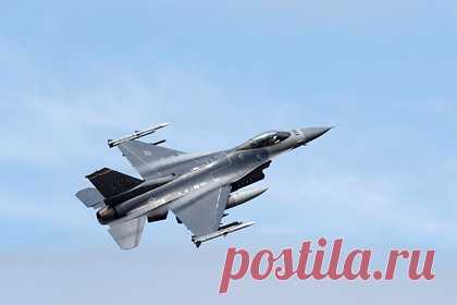 Журналист рассказал о военных учениях США неподалеку от границ России. Журналист Forbes Дэвид Экс рассказал о тренировочных маневрах истребителей Военно-воздушных сил (ВВС) США неподалеку от российских границ. По его словам, проводящиеся там учения являются частью подготовки американской стороны на случай «полномасштабной войны с Россией».