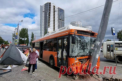 Пятеро россиян пострадали в ДТП со врезавшимся в столб автобусом. В Нижнем Новгороде автобус врезался в столб, в результате аварии пострадали пять человек. Автомобиль Chevrolet подрезал автобус, из-за чего тот съехал на тротуар и врезался в столб. Пятеро человек, включая водителя, госпитализированы с различной степенью тяжести. Всего в автобусе было 10 человек.
