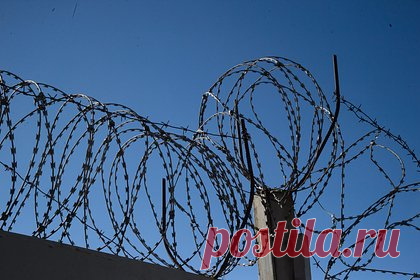 Российский адвокат не был допущен к подзащитному и добился извинений через суд. В Петербурге суд обязал полицейских извиниться перед адвокатом Алексеем Калугиным, которого в 2021 году не допустили к подзащитному в ОВД. Теперь силовики должны в течение двух недель со дня вступления решения в силу в письменном виде принести извинения Калугину. Сам инцидент произошел 7 ноября 2021 года.