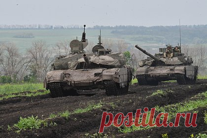 «Ростех» усилит защиту техники от Javelin. Предприятия «Ростеха» на основе опыта спецоперации прорабатывают варианты по усилению защиты верхней части техники, куда бьют противотанковые комплексы Javelin и сбрасываемые с дронов боеприпасы, сообщил индустриальный директор кластера вооружений, боеприпасов и спецхимии госкорпорации Бекхан Оздоев.