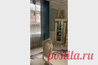 Дом заработавших на россиянах 24 миллиона рублей лжеэкстрасенсов попал на видео. В Хорошевский районный суд Москвы передано для рассмотрения по существу уголовное дело семьи лжеэкстрасенсов, заработавшей на обмане россиян 24 миллиона рублей. Преступную группу мошенников создал 47-летний житель Краснодарского края, в ее состав вошли жена и три родственницы, в том числе несовершеннолетняя.